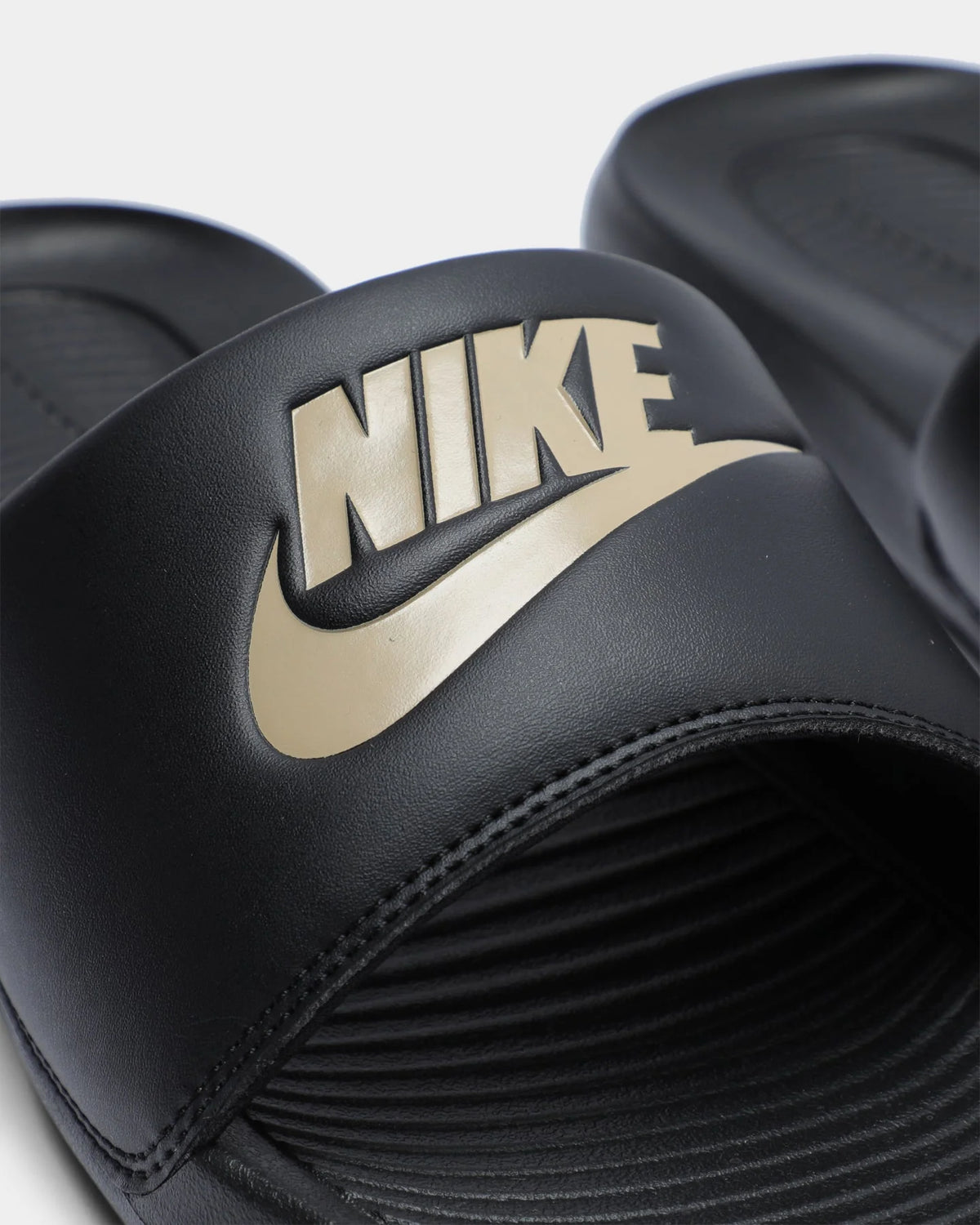 Victori One Slide Black/Metallic Gold